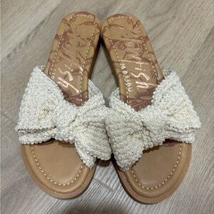 These are Blowfish Malibu bow flats! Super cute in a size 6.5!